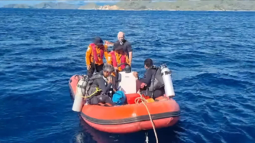 Massive Ninth-Day Search Launched for Missing Spanish Family in Komodo Waters 38 A joint search and rescue team searches for victims of the Putri Sakinah, a phinisi ship that sank in the waters off Padar Island, Komodo National Park, Labuan Bajo, Saturday (January 3, 2026).