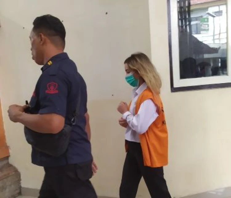 Ukrainian Woman Gets Maximum 20-Year Sentence for Smuggling 2kg of 'Blue Sapphire' Drugs into Bali 38 Kateryna Vakarova, a 21-year-old girl from Ukraine, was sentenced to 20 years in prison by the Denpasar District Court, Thursday (29/01).