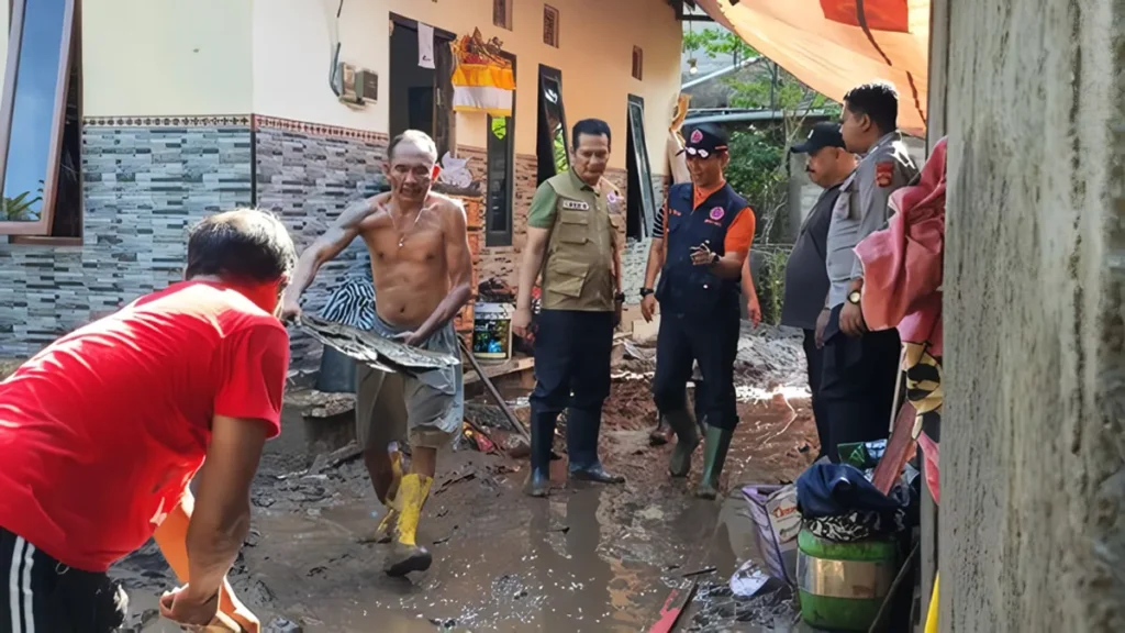 Photo: The Bali Regional Disaster Management Agency (BPBD) inspects the flood site in Jembrana, Friday (January 16, 2026). (Doc. BPBD Bali)