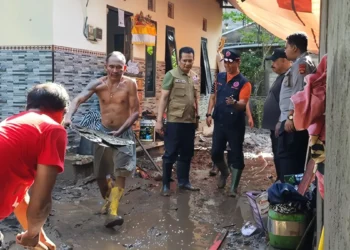 Photo: The Bali Regional Disaster Management Agency (BPBD) inspects the flood site in Jembrana, Friday (January 16, 2026). (Doc. BPBD Bali)