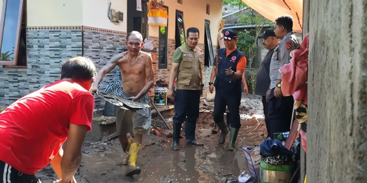 Photo: The Bali Regional Disaster Management Agency (BPBD) inspects the flood site in Jembrana, Friday (January 16, 2026). (Doc. BPBD Bali)