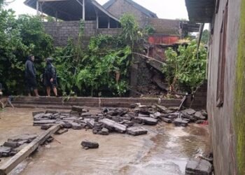 Photo: The Bali Regional Disaster Management Agency (BPBD) responds to a collapsed house at the site of strong winds that struck early in the morning, Wednesday (January 21, 2026). (doc. BPBD Bali)