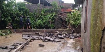 Photo: The Bali Regional Disaster Management Agency (BPBD) responds to a collapsed house at the site of strong winds that struck early in the morning, Wednesday (January 21, 2026). (doc. BPBD Bali)