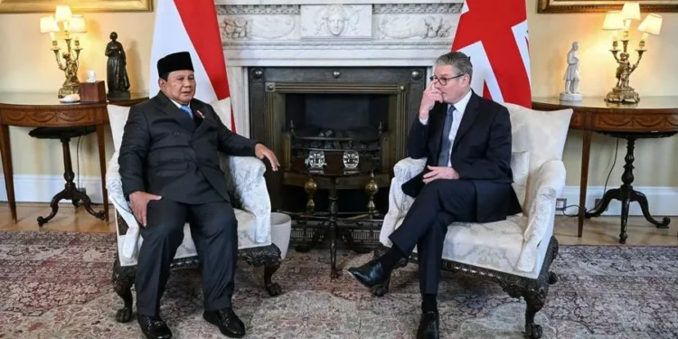 Prabowo Courts British Investment: A Tripartite Push for Fintech, Fisheries, and Education 37 Photo: Prabowo Subianto and Keir Starmer. (via REUTERS/JUSTIN TALLIS)