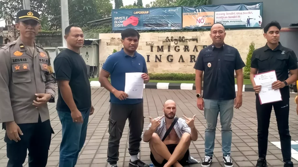 Video Shows Belarusian Tourist's Outburst in Bali: Flipping Off Police During Lovina Arrest 1 Belarusian citizen Pisarenka Pavel raised his middle finger when handed over to Singaraja Immigration on Tuesday (January 27, 2026). (Photo: Buleleng Police)
