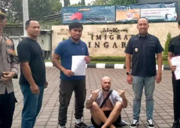 Video Shows Belarusian Tourist's Outburst in Bali: Flipping Off Police During Lovina Arrest 37 Belarusian citizen Pisarenka Pavel raised his middle finger when handed over to Singaraja Immigration on Tuesday (January 27, 2026). (Photo: Buleleng Police)
