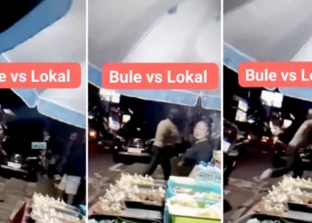 A screenshot of a viral video of a foreign national beating a local Balinese resident (Heybali / Ist)