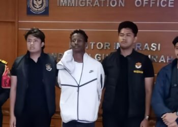 Photo: Anthony is escorted to the Ngurah Rai Immigration office after being arrested at Ngurah Rai International Airport, Saturday (January 17, 2026). (Doc. Ngurah Rai Immigration Office)