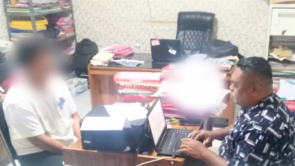 Captain and Crew Member Named Suspects in Fatal Komodo National Park Shipwreck 38
Photo of the crew of the Putri Sakinah ship, the engine section, when being questioned by investigators from the West Manggarai Police before finally being named as suspects, January 8, 2026 (Doc: West Manggarai Police)