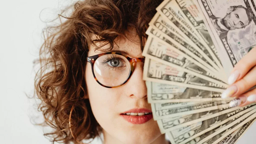 Indonesians Turn to US Dollar Savings as Currency Concerns Grow 1 Illustration photo of a Caucasian woman holding a US dollar bill