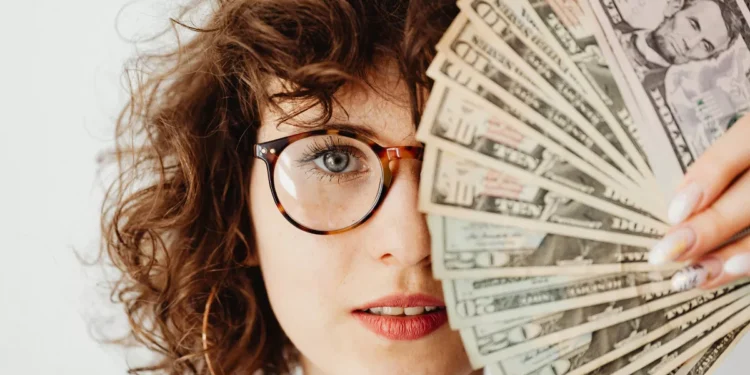 Indonesians Turn to US Dollar Savings as Currency Concerns Grow 37 Illustration photo of a Caucasian woman holding a US dollar bill