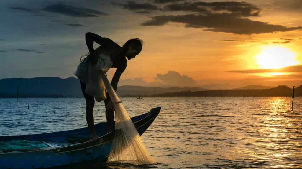 A Fisherman's Net Hauls a Fortune: The $47 Million Shipwreck Discovery in Java Sea 1 Photo of a fisherman fishing in the sea