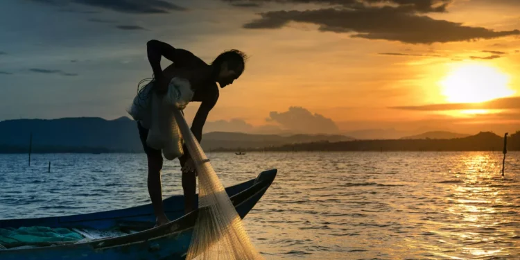 A Fisherman's Net Hauls a Fortune: The $47 Million Shipwreck Discovery in Java Sea 37 Photo of a fisherman fishing in the sea