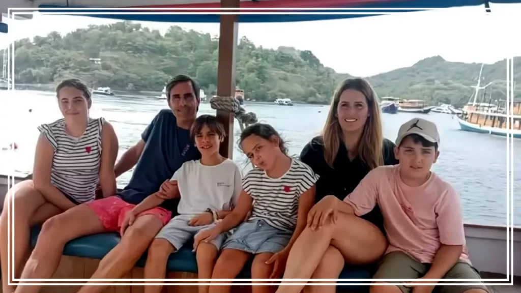 The Photo They Left Behind: A Final Snapshot Before the Komodo Sea Claimed Half a Family 38 A Moment of Fragile Joy. Fernando Martín Carreras and his family gathered on the deck of the KM Putri Sakinah in Labuan Bajo, captured on the morning of December 26, 2025. This photograph stands as the final portrait of the family together before the tragic events in the Flores Sea later that day.