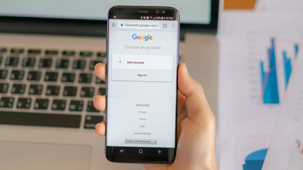 Illustration of a person holding a cellphone and opening Google search (Freepik)