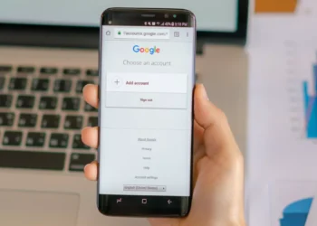 Illustration of a person holding a cellphone and opening Google search (Freepik)