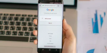 Illustration of a person holding a cellphone and opening Google search (Freepik)