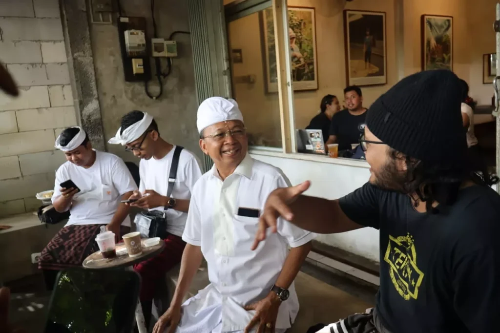 Governor Koster treated thousands to cups of coffee at Jenar Coffee and Tan Panama Coffee Shop in Denpasar during Tumpek Klurut Day (Tresna Asih Day), Saturday (January 3rd).