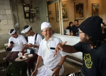 Governor Koster treated thousands to cups of coffee at Jenar Coffee and Tan Panama Coffee Shop in Denpasar during Tumpek Klurut Day (Tresna Asih Day), Saturday (January 3rd).