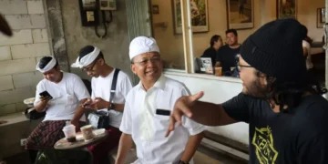 Governor Koster treated thousands to cups of coffee at Jenar Coffee and Tan Panama Coffee Shop in Denpasar during Tumpek Klurut Day (Tresna Asih Day), Saturday (January 3rd).