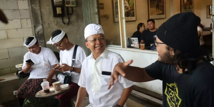 Governor Koster treated thousands to cups of coffee at Jenar Coffee and Tan Panama Coffee Shop in Denpasar during Tumpek Klurut Day (Tresna Asih Day), Saturday (January 3rd).