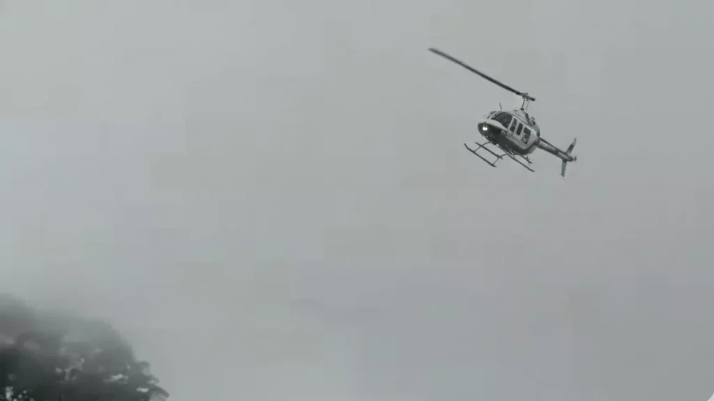 A photo of the helicopter carrying Raffi Ahmad, President Prabowo's special envoy. The helicopter is seen circling due to bad weather (IST)