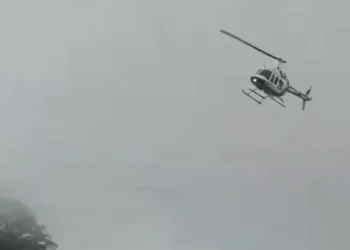 A photo of the helicopter carrying Raffi Ahmad, President Prabowo's special envoy. The helicopter is seen circling due to bad weather (IST)