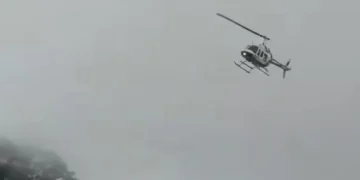 A photo of the helicopter carrying Raffi Ahmad, President Prabowo's special envoy. The helicopter is seen circling due to bad weather (IST)