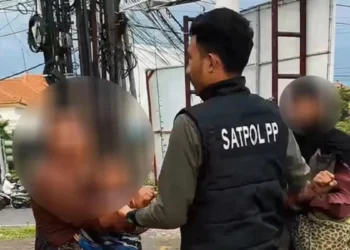 Denpasar City's Public Order Agency (Satpol PP) arrested 18 beggars, vagrants, buskers, and clowns at several locations on Thursday (January 15, 2026). (Photo: Denpasar Satpol PP Doc.)