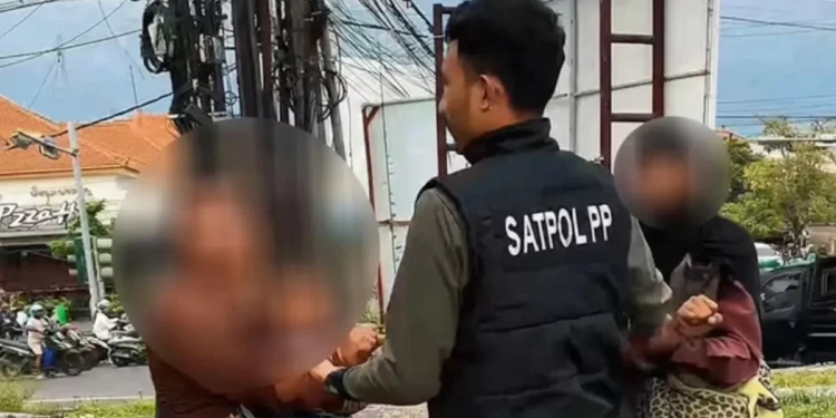 Denpasar City's Public Order Agency (Satpol PP) arrested 18 beggars, vagrants, buskers, and clowns at several locations on Thursday (January 15, 2026). (Photo: Denpasar Satpol PP Doc.)