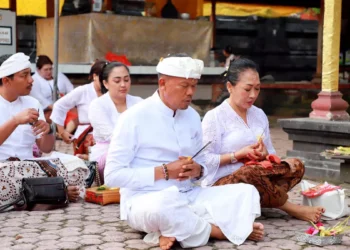 When Bureaucracy Pauses: How a Bali Land Office Grounds Itself in Silence 39 Photo of I Made Daging and ATR/BPN Staff Performing the Tirtayatra Ritual (Hey Bali/Latto) Ancient Rituals