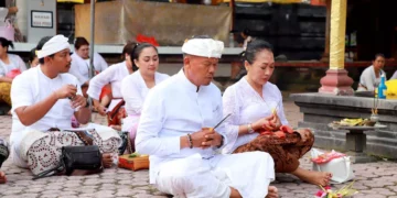 When Bureaucracy Pauses: How a Bali Land Office Grounds Itself in Silence 1 Photo of I Made Daging and ATR/BPN Staff Performing the Tirtayatra Ritual (Hey Bali/Latto) Ancient Rituals