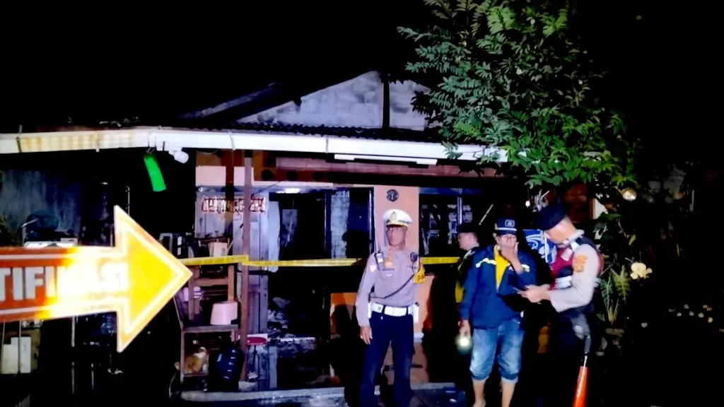 Asleep with Headphones On, Man Dies in Denpasar Bali House Fire 38 Police investigating the crime scene following a fire that engulfed a house on Jalan Tukad Gangga, Panjer Village, South Denpasar District, Denpasar City, Bali Province, on Thursday evening (January 8, 2026). /Doc. South Denpasar Police
