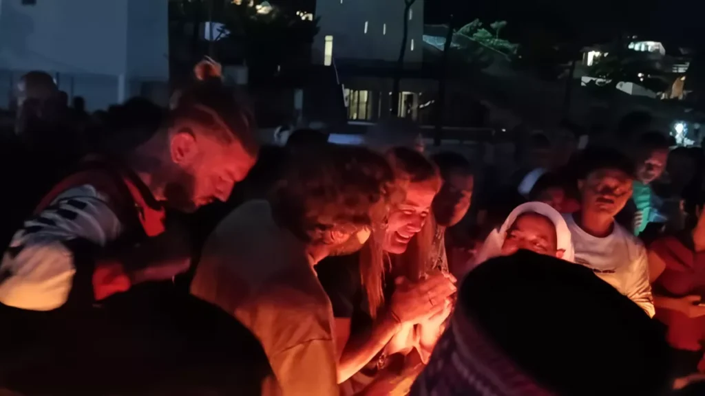 The atmosphere of the prayer service and the lighting of a thousand candles with Labuan Bajo residents at Marina Waterfront City, Friday evening (January 2, 2026).