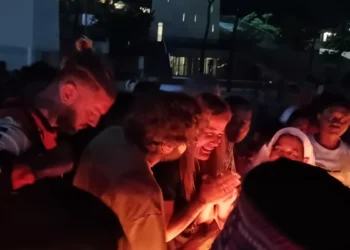 The atmosphere of the prayer service and the lighting of a thousand candles with Labuan Bajo residents at Marina Waterfront City, Friday evening (January 2, 2026).