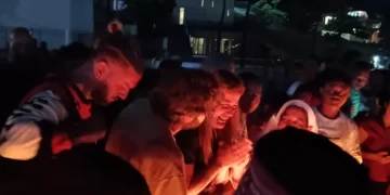 The atmosphere of the prayer service and the lighting of a thousand candles with Labuan Bajo residents at Marina Waterfront City, Friday evening (January 2, 2026).