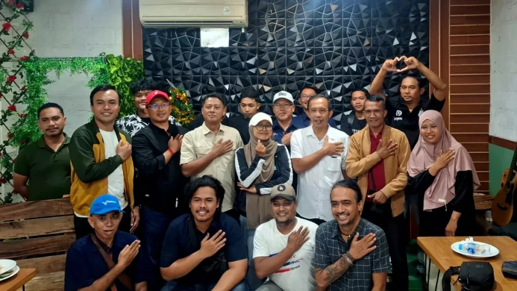 Managing Paradise’s Narrative: Bali Police and Media Forge a Strategic Alliance 1 Photo of IWO Bali members together with Head of Sub-Directorate I of the Intelligence and Security Directorate (Ditintelkam) of the Bali Regional Police, AKBP Agung Budiarto, January 28, 2026 (IST)