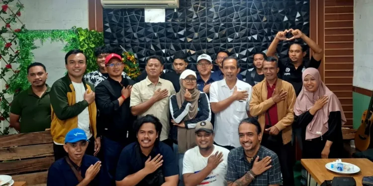 Managing Paradise’s Narrative: Bali Police and Media Forge a Strategic Alliance 37 Photo of IWO Bali members together with Head of Sub-Directorate I of the Intelligence and Security Directorate (Ditintelkam) of the Bali Regional Police, AKBP Agung Budiarto, January 28, 2026 (IST)
