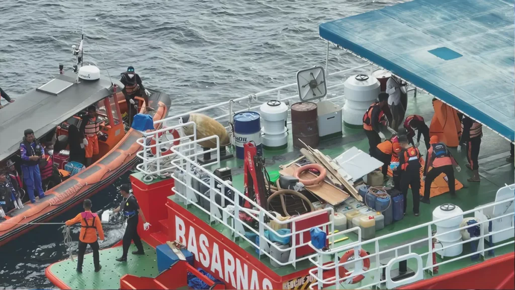 Photo of the body of one of Valencia's coach's children being transferred from a speedboat to a Basarnas ship before being taken back to Labuan Bajo. January 6, 2026 (Hey Bali)