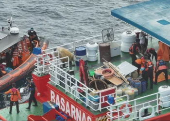Photo of the body of one of Valencia's coach's children being transferred from a speedboat to a Basarnas ship before being taken back to Labuan Bajo. January 6, 2026 (Hey Bali)