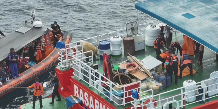 Photo of the body of one of Valencia's coach's children being transferred from a speedboat to a Basarnas ship before being taken back to Labuan Bajo. January 6, 2026 (Hey Bali)