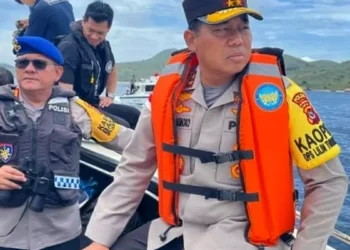 East Nusa Tenggara Regional Police Chief Inspector General Rudi Darmoko leads the search for victims of the sinking of the tourist boat KM Putri Sakinah in the Padar Strait, Komodo District, West Manggarai Regency, East Nusa Tenggara (NTT).