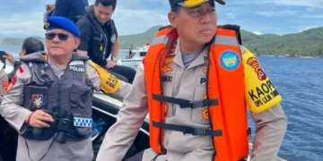 East Nusa Tenggara Regional Police Chief Inspector General Rudi Darmoko leads the search for victims of the sinking of the tourist boat KM Putri Sakinah in the Padar Strait, Komodo District, West Manggarai Regency, East Nusa Tenggara (NTT).