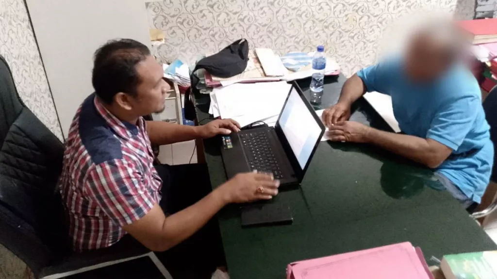 Captain and Crew Member Named Suspects in Fatal Komodo National Park Shipwreck 2 Photo of the Captain of the Putri Sakinah ship when being questioned by investigators from the West Manggarai Police before finally being named a suspect, January 8, 2026 (Doc: West Manggarai Police)