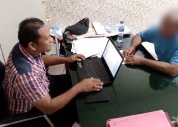 Photo of the Captain of the Putri Sakinah ship when being questioned by investigators from the West Manggarai Police before finally being named a suspect, January 8, 2026 (Doc: West Manggarai Police)