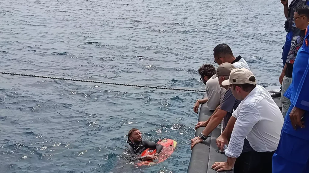 The victim's family talks with a diver involved in the search for victims in the Padar Island Strait, Thursday (January 1, 2026).
