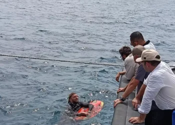The victim's family talks with a diver involved in the search for victims in the Padar Island Strait, Thursday (January 1, 2026).