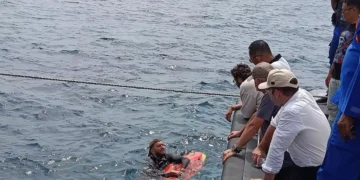 The victim's family talks with a diver involved in the search for victims in the Padar Island Strait, Thursday (January 1, 2026).
