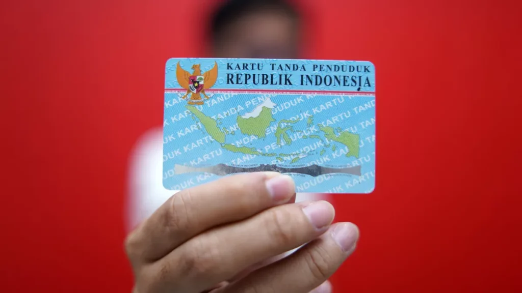 Illustration photo of a person holding an Indonesian ID card