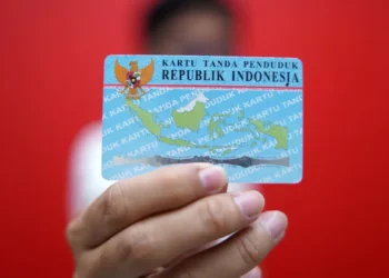 Illustration photo of a person holding an Indonesian ID card